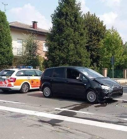 Scontro all’incrocio tra due auto: ferita una ragazza di Massa