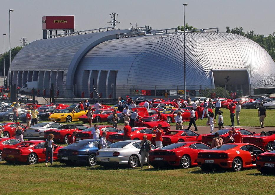 Sfilata di seicento Ferrari sulle strade di Maranello 