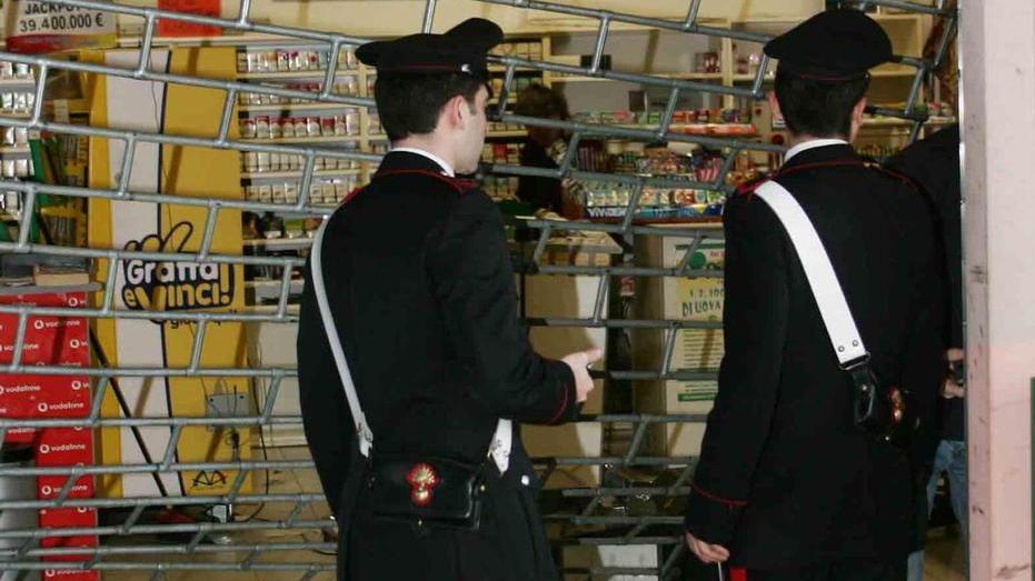 Nuovo furto alla Pianella: rubati gratta e vinci e 500 euro