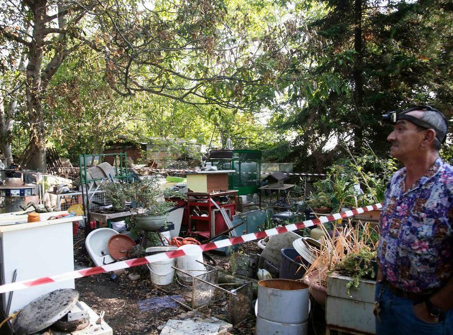 Vive in camper per stare vicino alla casa distrutta al fuoco 