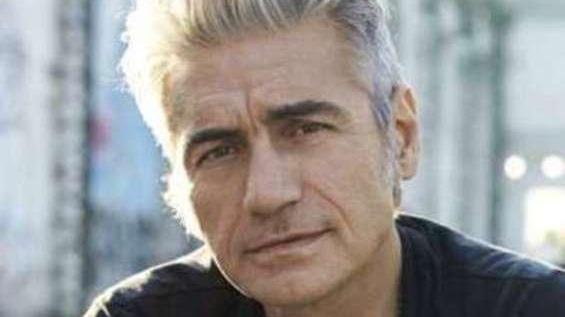 Luciano Ligabue canta ad Assago e “conversa” al teatro dell’Arte