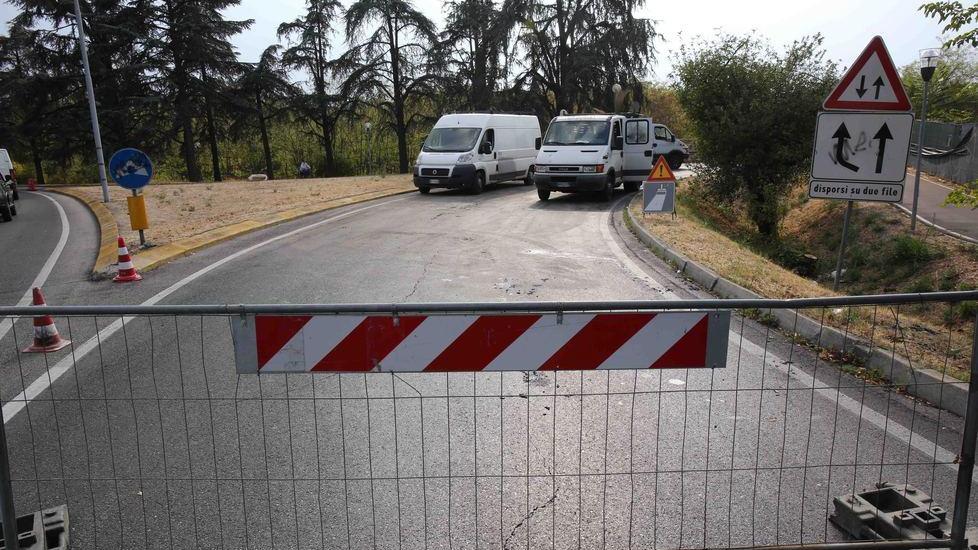 Ponte San Claudio chiuso per lavori Il traffico va in tilt