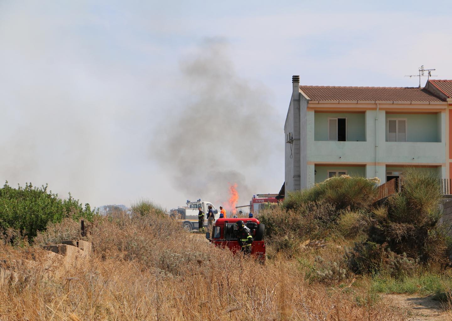 Fuoco tra le case, evacuate venti famiglie 