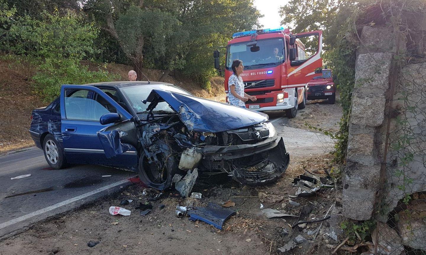 Auto contro un muro, bimba illesa