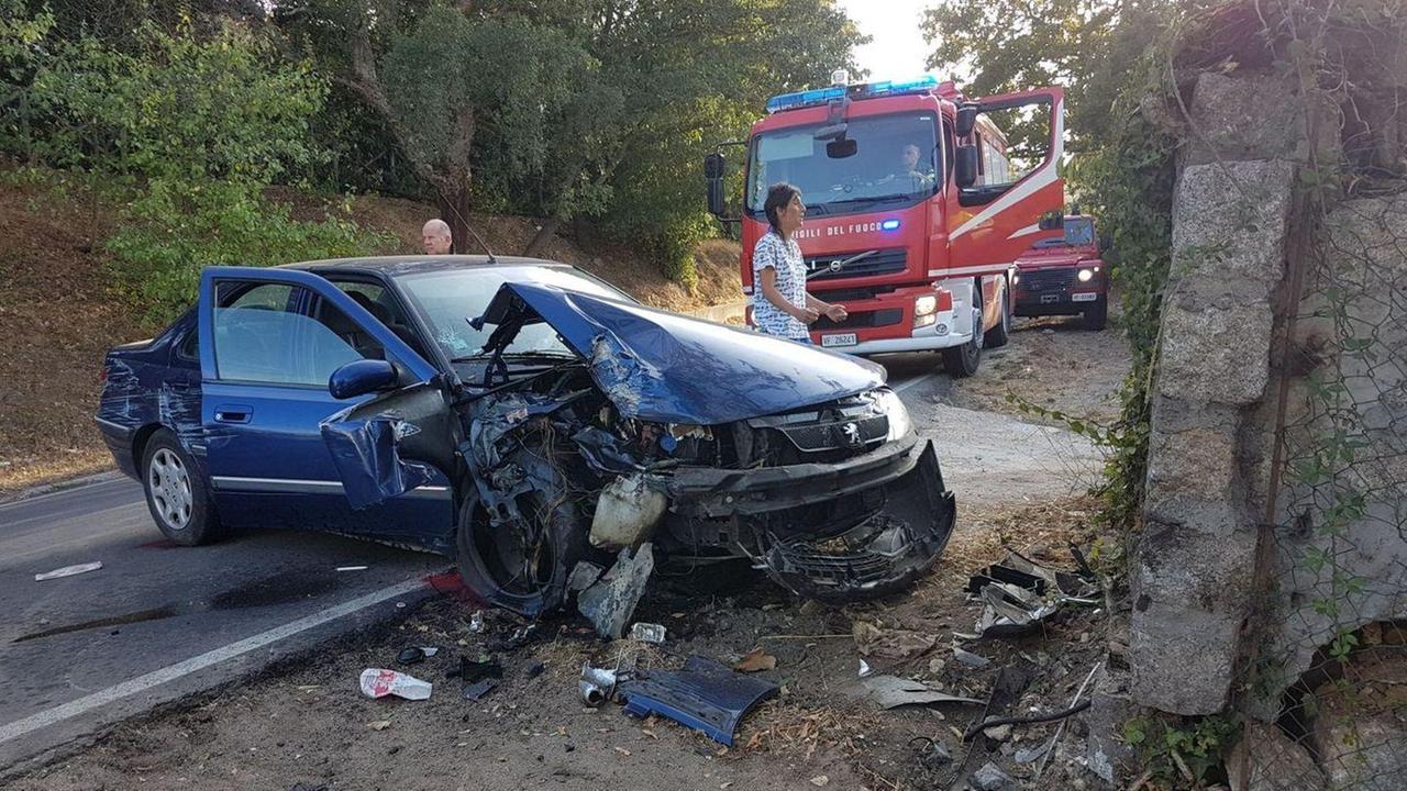 Auto contro un muro, bimba illesa
