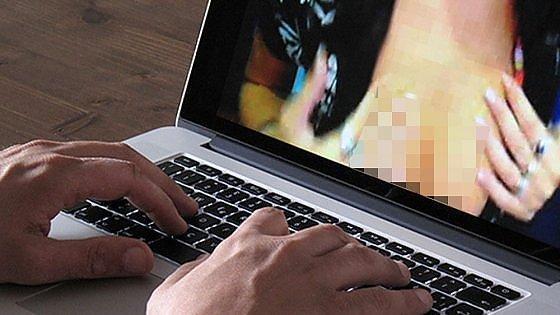I contatti tra l'imputato e le minori avvenivano attraverso Facebook e WhatsApp