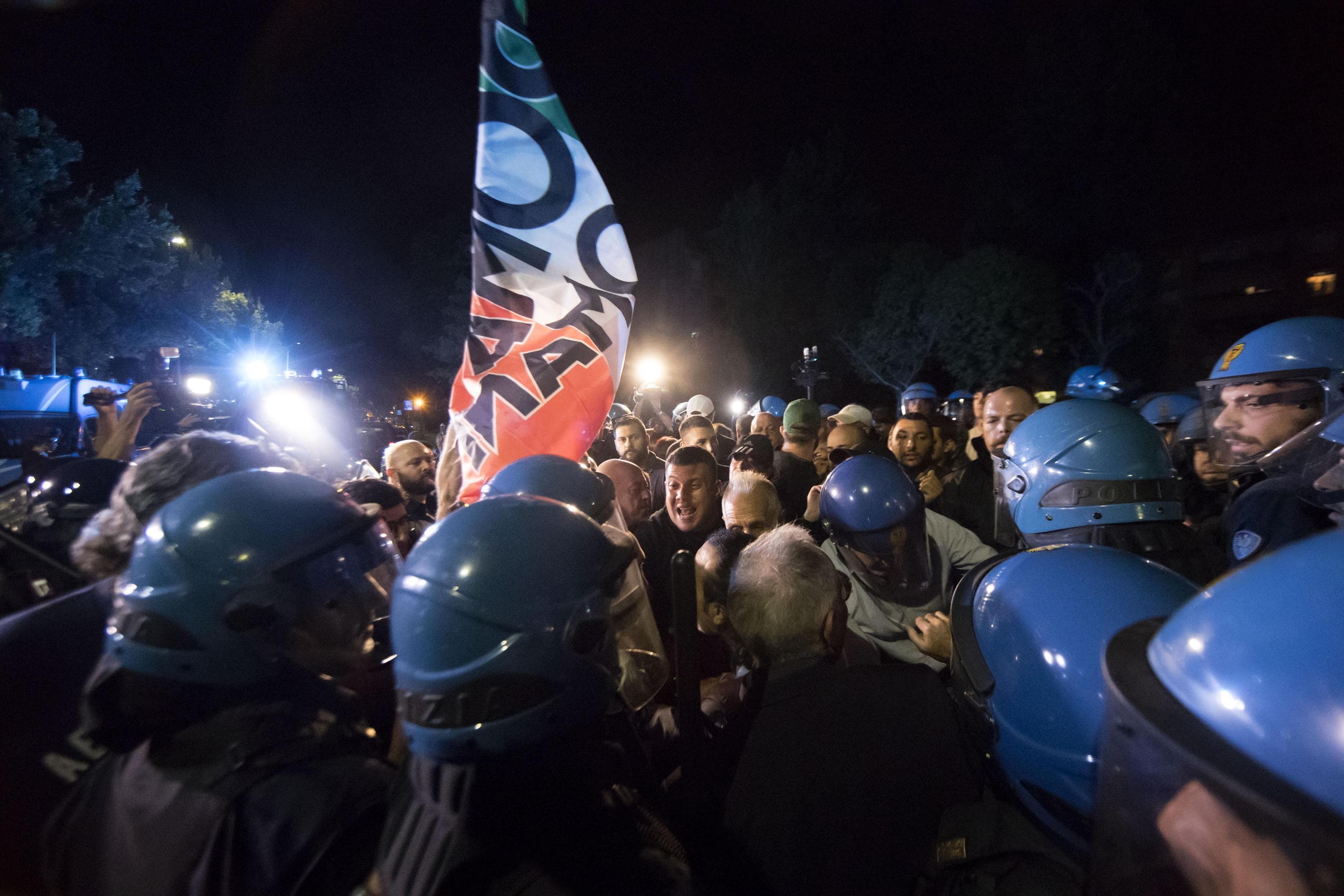 Tensione a Roma tra militanti di Forza Nuova e la polizia