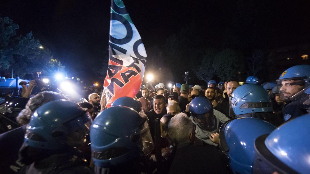 Tensione a Roma tra militanti di Forza Nuova e la polizia
