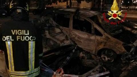 Le auto incendiate in via di Reggiana