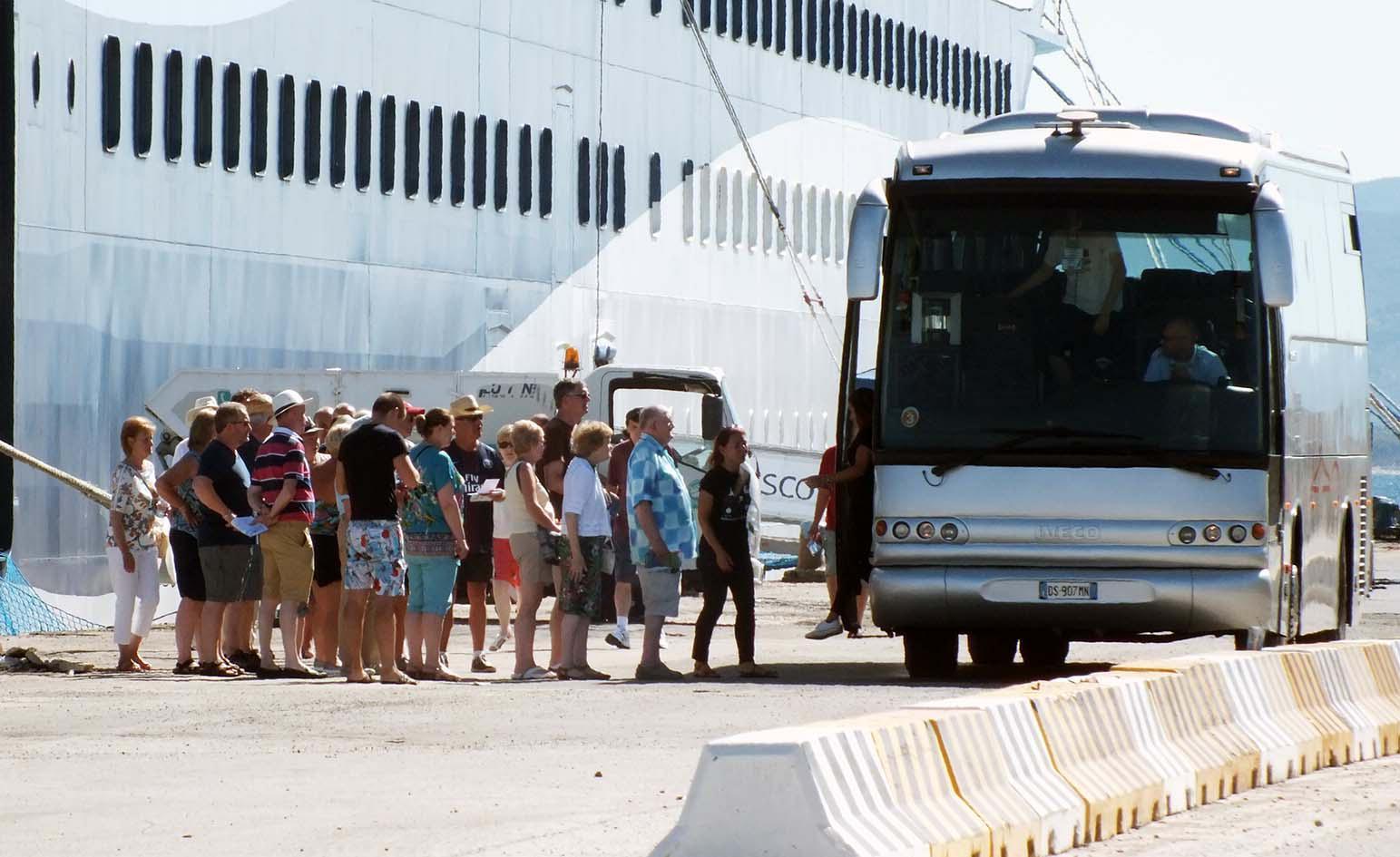Passeggeri della Tui Discovery scendono dalla nave nella crociera dello scorso giugno (PaBar)