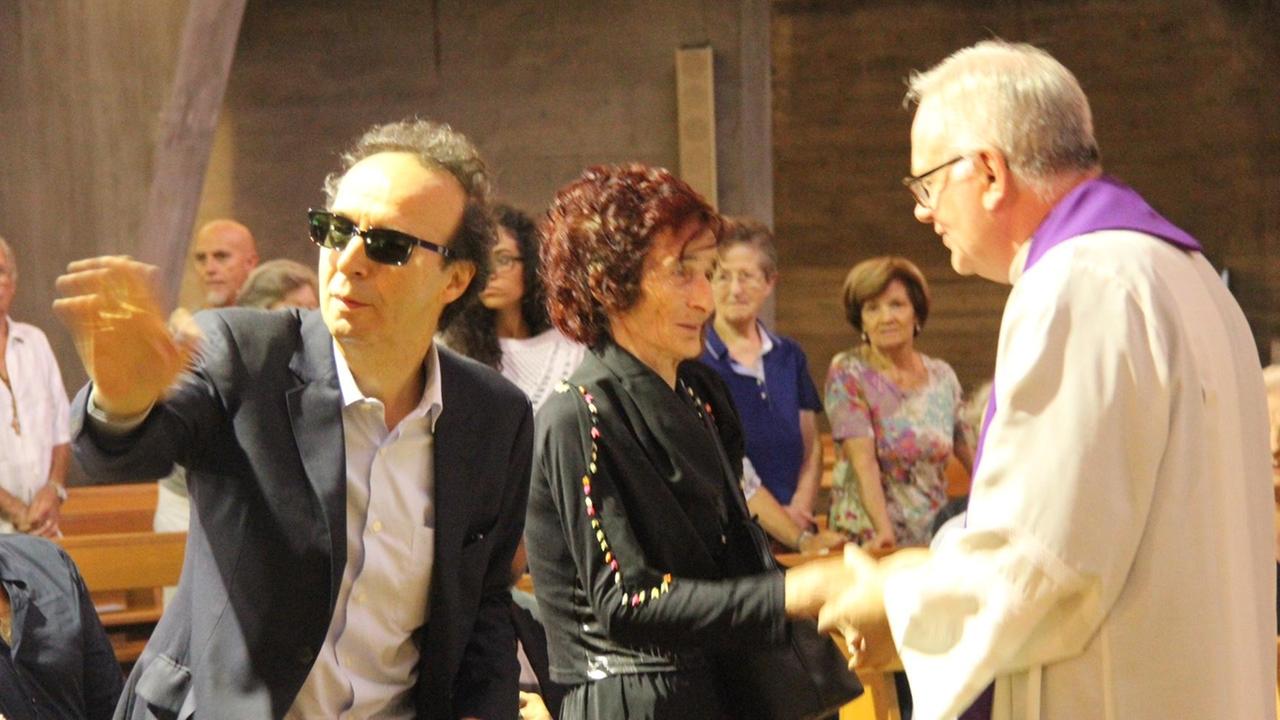 Roberto Benigni al funerale del cognato nella parrocchia di Tobbiana, accanto la sorella Albertina (foto Batavia)