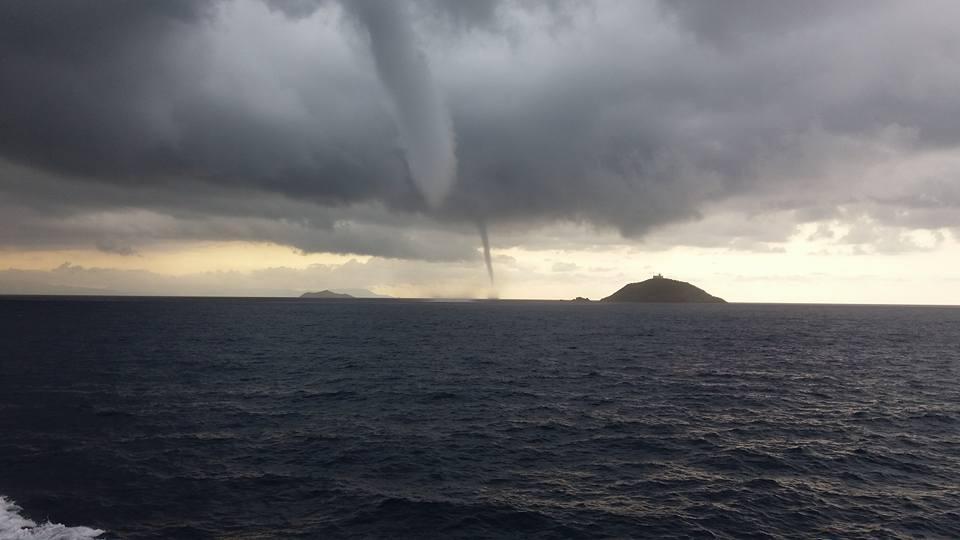 Una tromba marina a poche centinaia di metri da Palmaiola (foto Simone Caffieri)