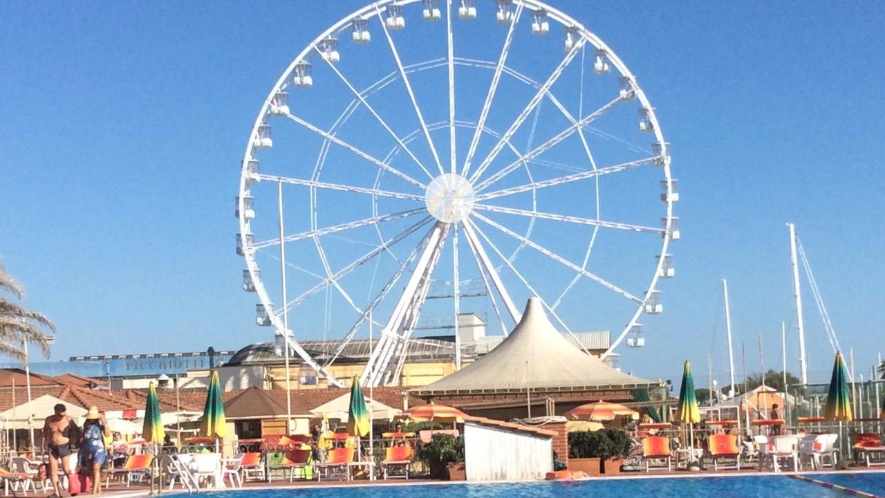 La ruota panoramica vista dalla piscina del bagno Nettuno