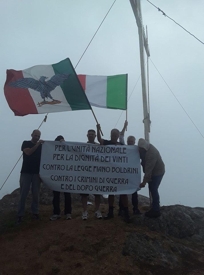 Manfredo Bianchi con la bandiera fascista sulla Brugiana
