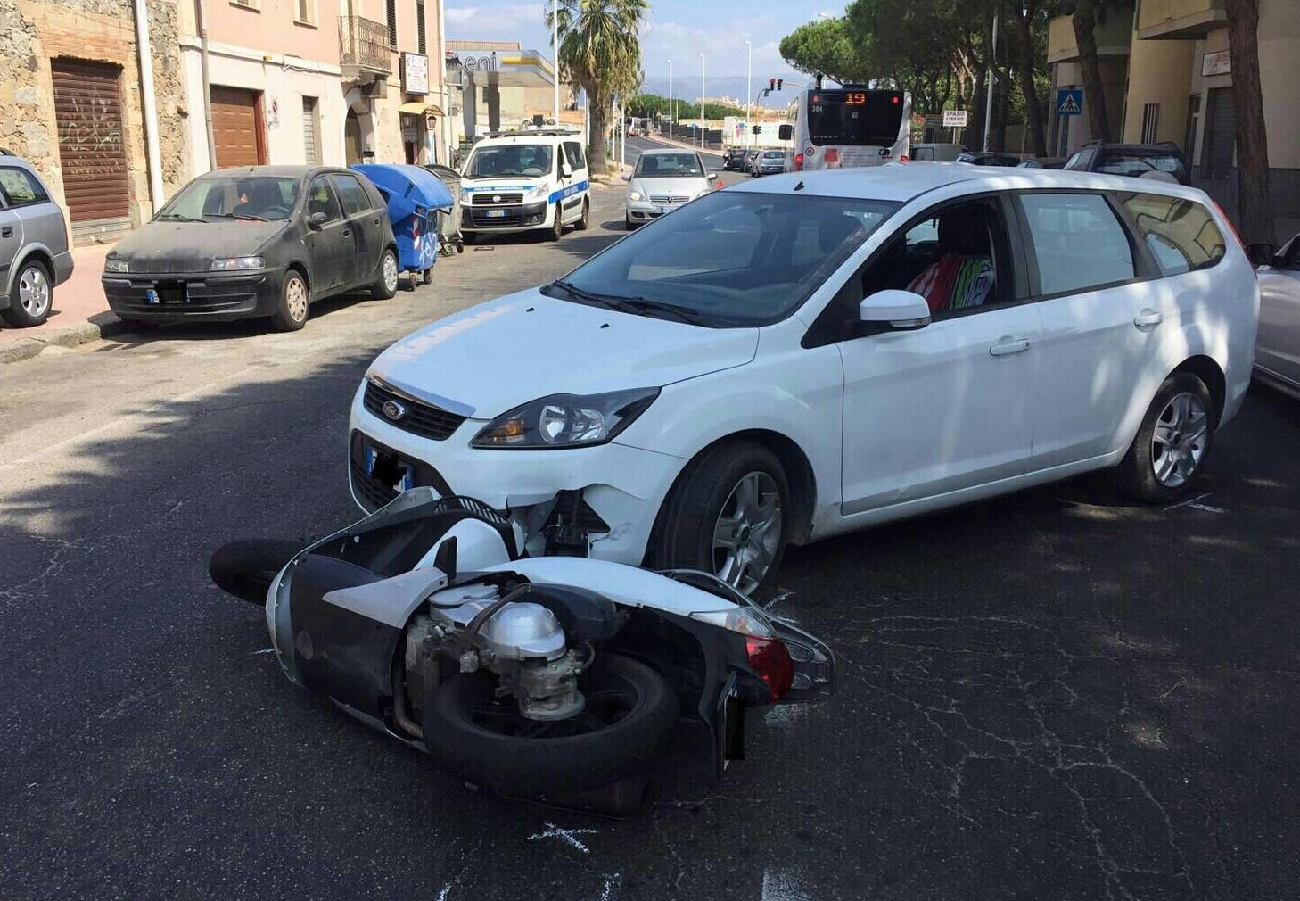 Lo scooter preso in pieno dall'auto in uscita da un passo carrabile (foto Mario Rosas)