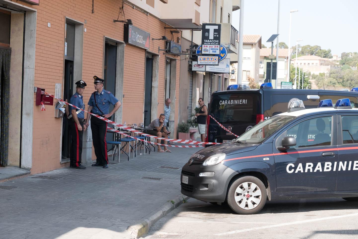 I carabinieri sotto la casa di Joelle Demontis (foto Mario Rosas)