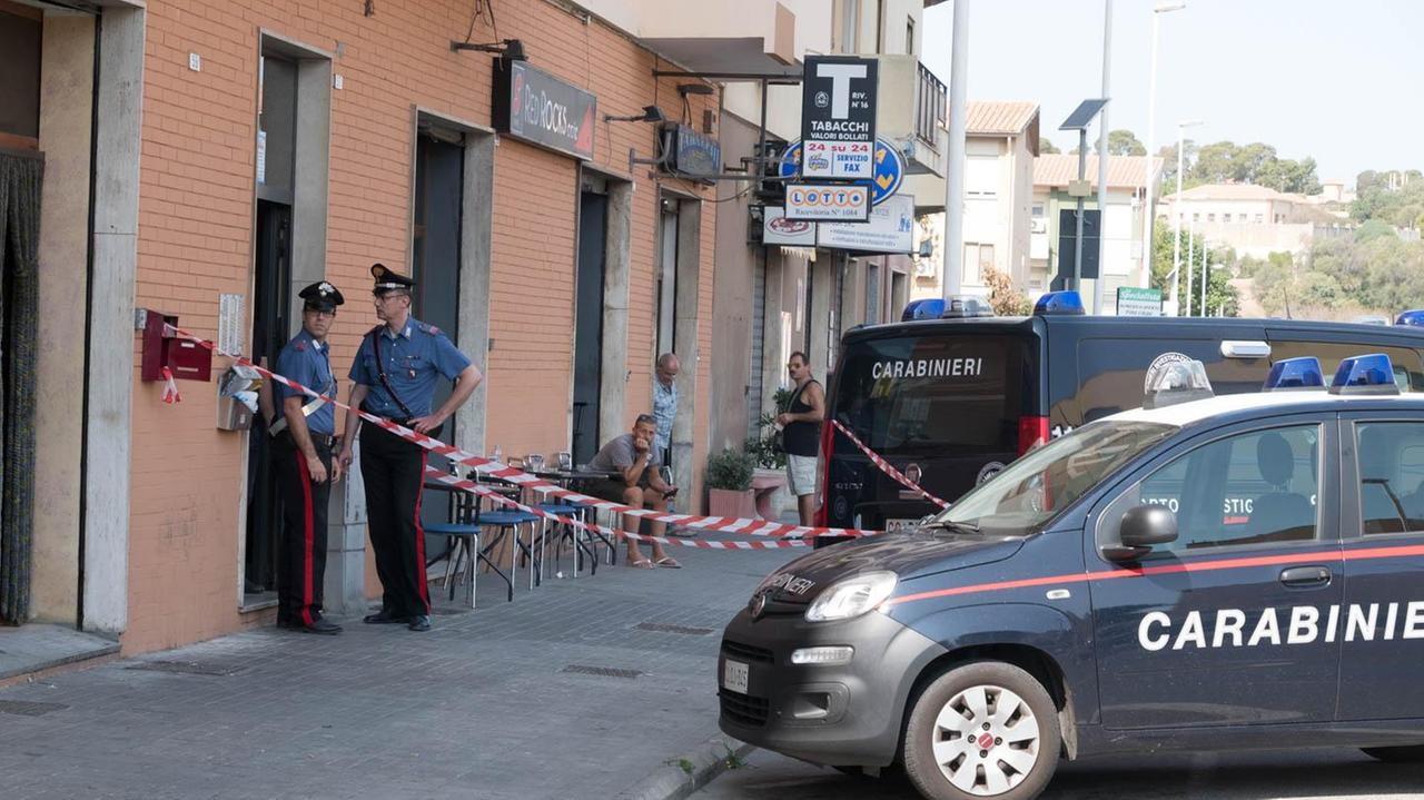 I carabinieri sotto la casa di Joelle Demontis (foto Mario Rosas)