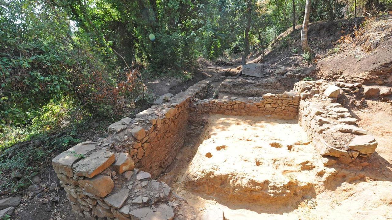 Mura di grandi dimensioni sinora mai scoperte nell'ambito dell'edilizia privata etrusca (fotoservizio Paolo Barlettani)
