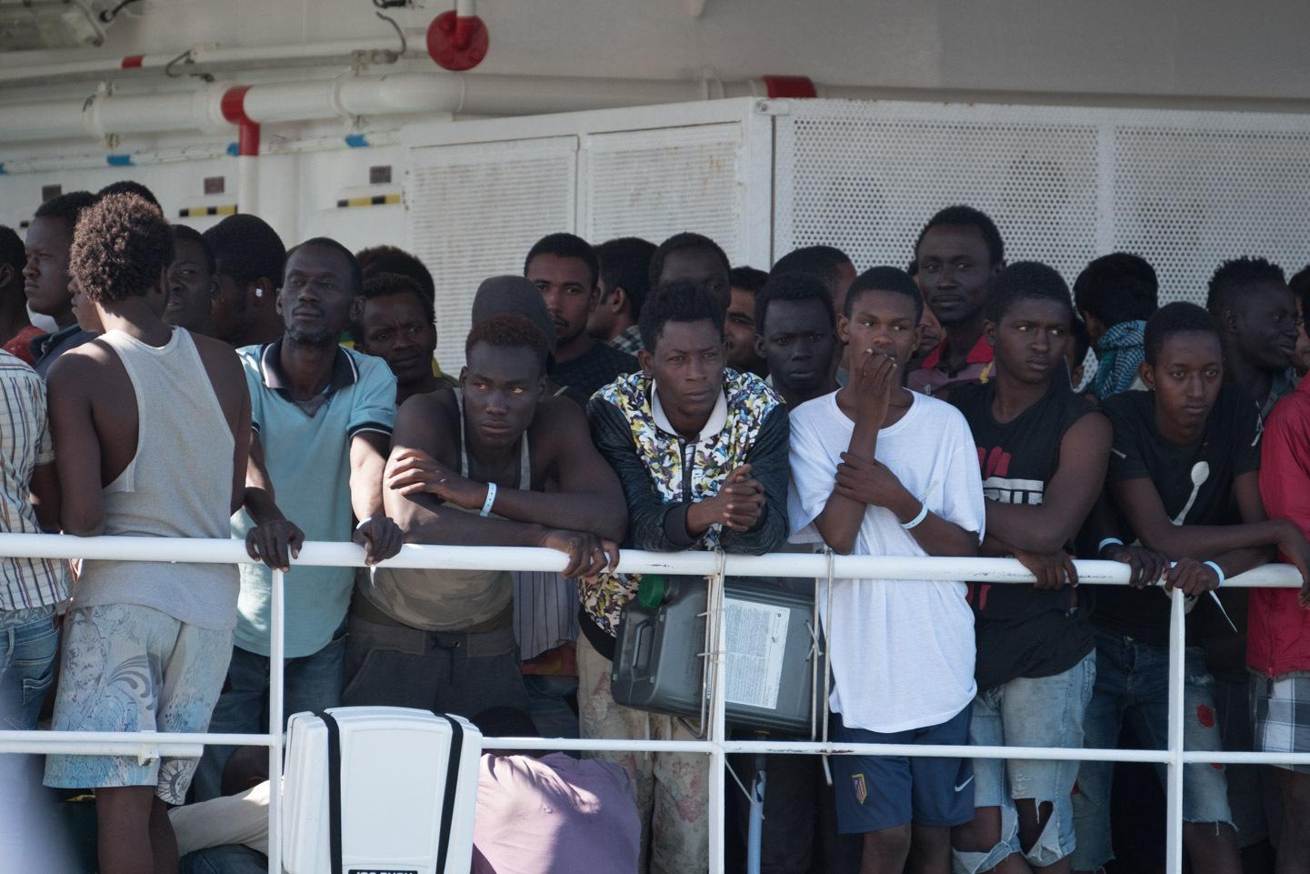 Migranti sbarcano al porto di Cagliari