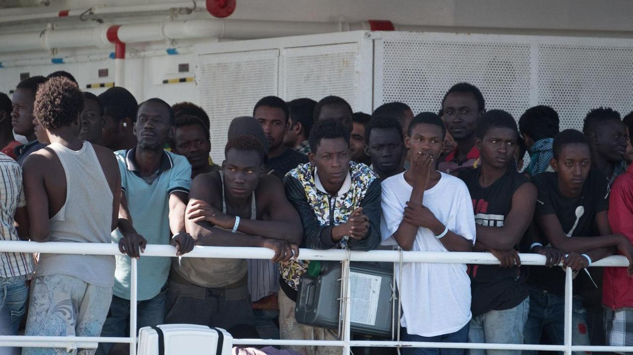 Migranti sbarcano al porto di Cagliari