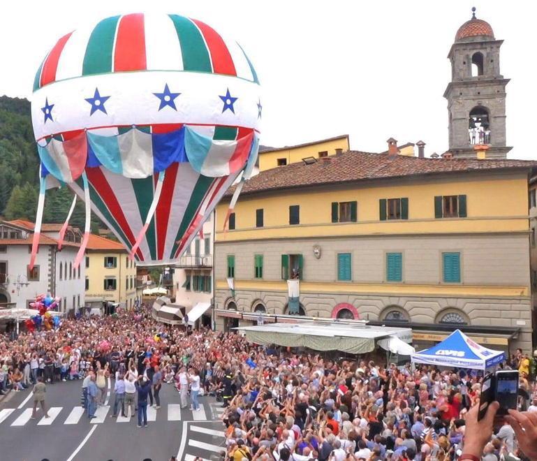 La mongolfiera supera il campanile Sarà un anno buono 