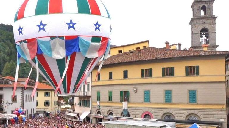 La mongolfiera supera il campanile Sarà un anno buono