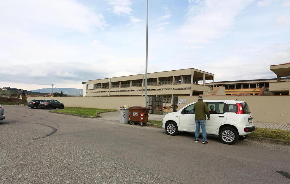 Le rubano la borsa sulla tomba del marito 