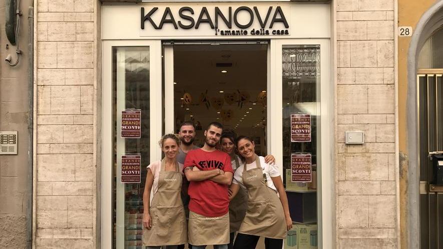 Assunzioni di commessi nel negozio di casalinghi