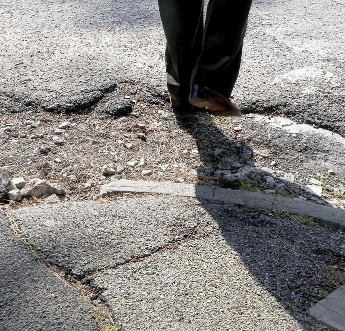 Lungo via Landi marciapiedi ancora dissestati