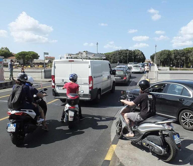 Lungarno Buozzi riaperto, interventi sulle due rotatorie 