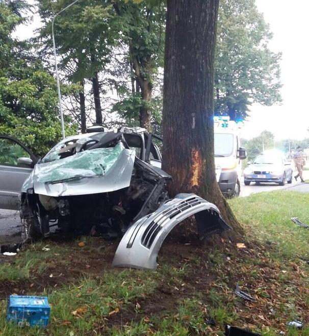 Schianto in auto, stabile il 28enne 