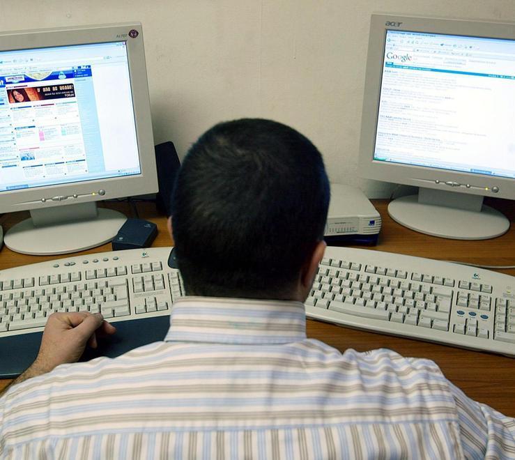 Vecchi computer in cantina Il Comune: «Si risparmia» 