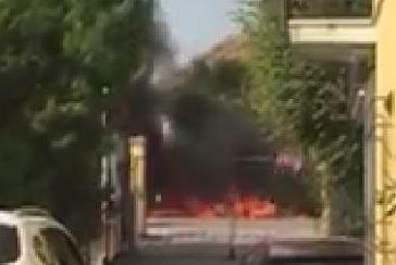 Fugge dal furgone distrutto dalle fiamme