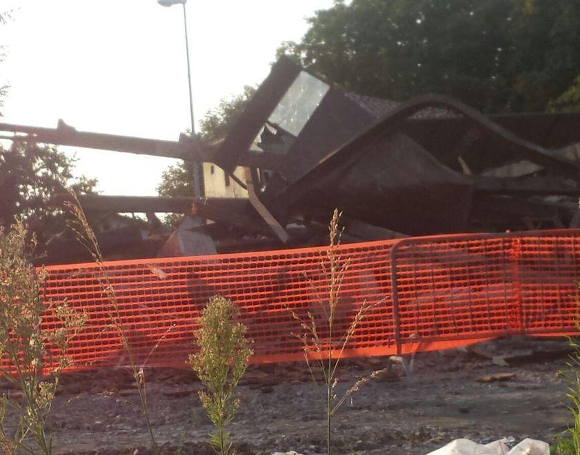 Il magazzino crolla sulla ferrovia 