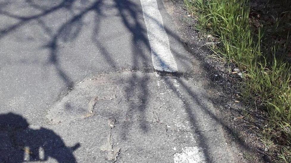 Un altro ciclista cade in una buca