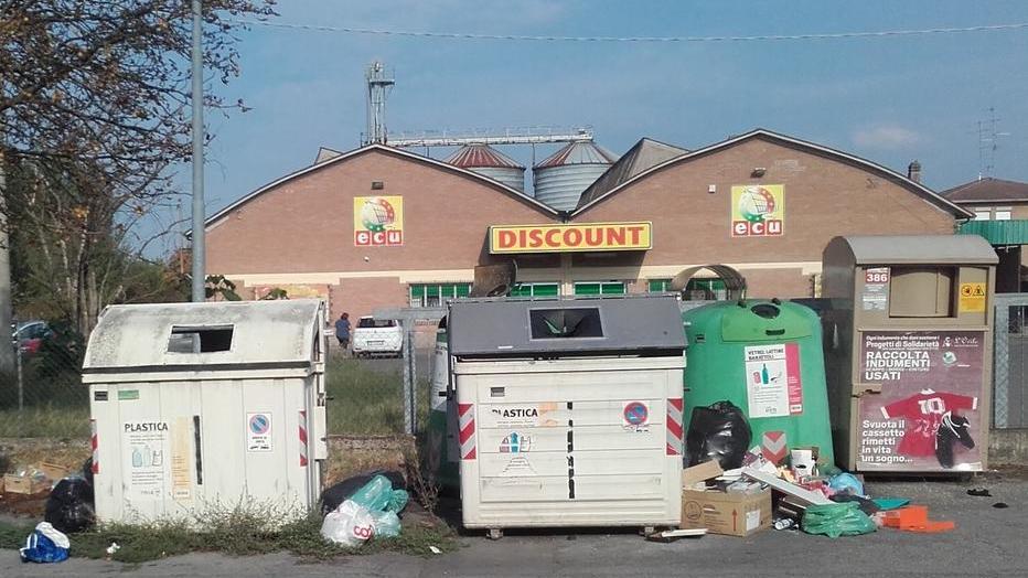 Proteste in via Valli «Strisce fantasma rifiuti e niente luci»