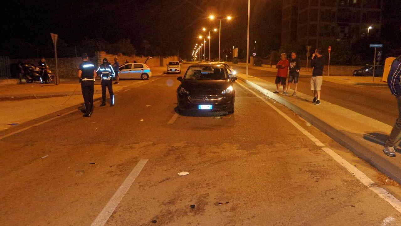 Travolti mentre attraversano la strada