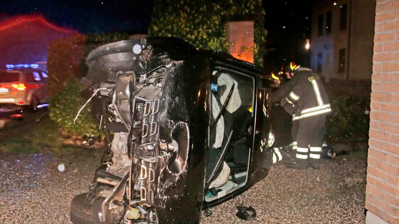 Si ribalta con l’auto evitando un canale pieno d’acqua, tragedia sfiorata