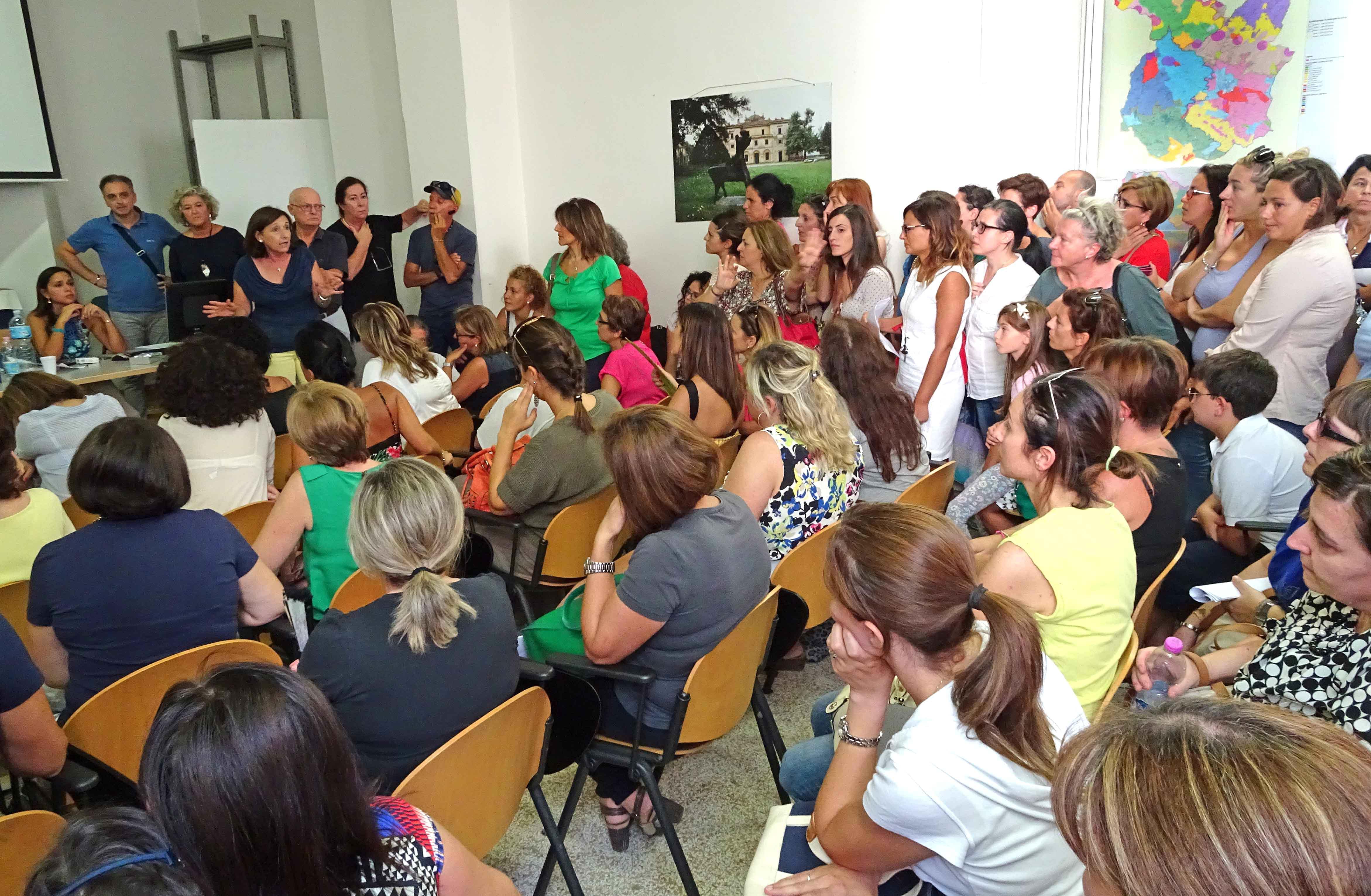 Assemblea all’ufficio scolastico provinciale per l’assegnazione dei posti in una foto d’archivio (foto Gori)