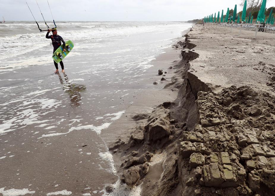 L’estate chiude i battenti e si porta via la spiaggia 