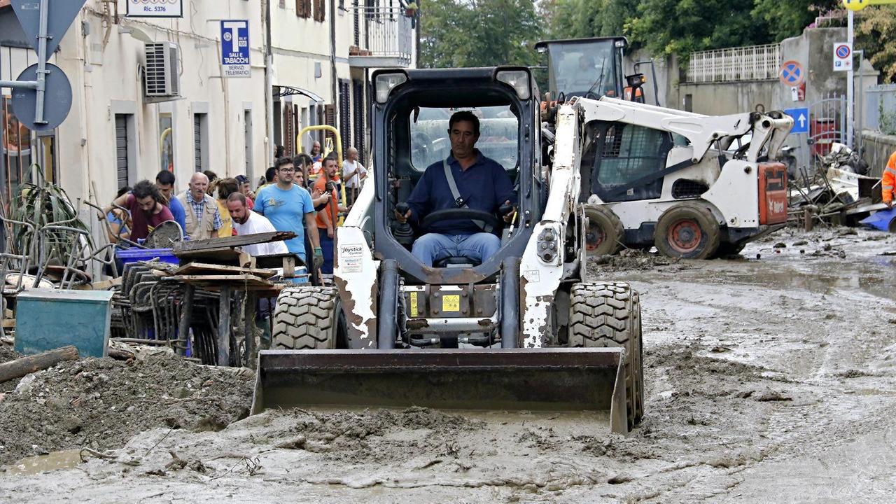 I mezzi di soccorso in azione per ripulire le strade