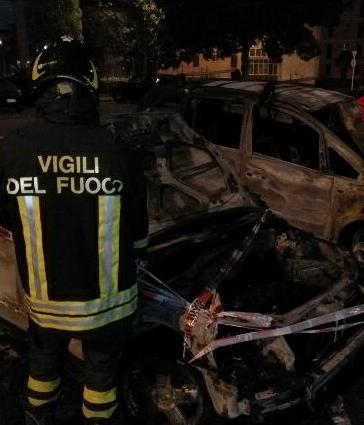 In fiamme durante la notte due auto in via di Reggiana