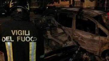 In fiamme durante la notte due auto in via di Reggiana