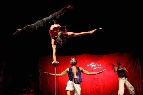 Nel tendone con gli acrobati del MagdaClan