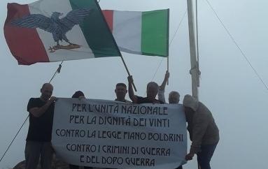 Nuovo blitz con la bandiera di Salò 