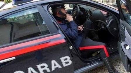 Derubata di oro e dollari mentre sta cucinando