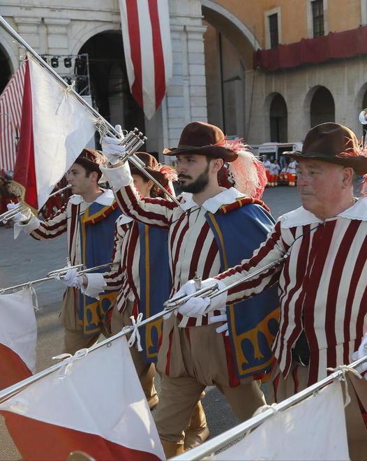 Gioco del Ponte trovati i soldi per i costumi 