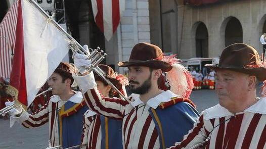 Gioco del Ponte trovati i soldi per i costumi