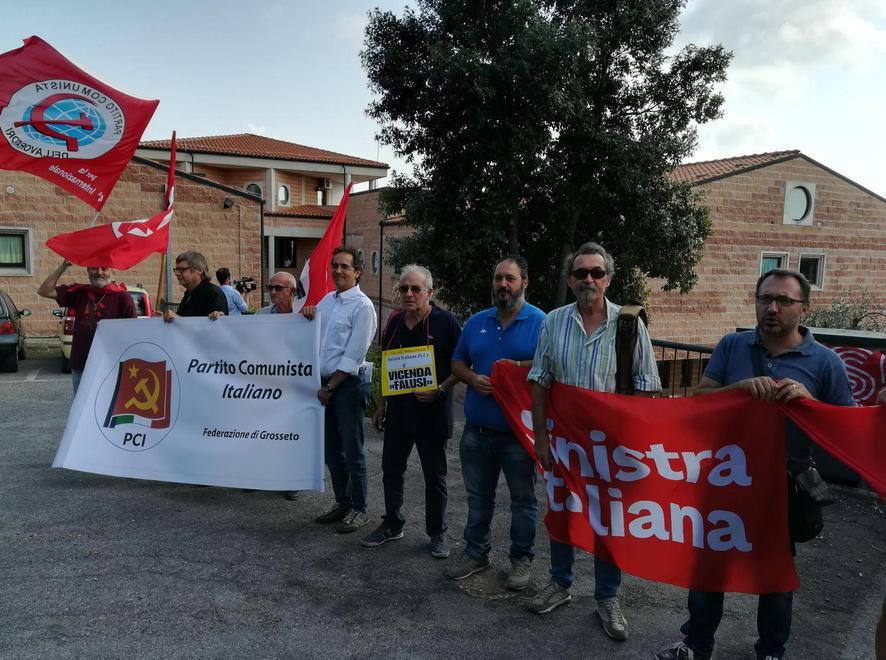 Sinistra italiana protesta davanti al Falusi 