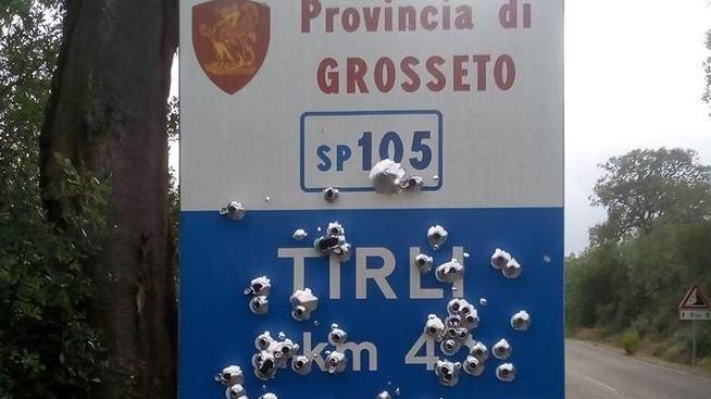 Fori di pallettoni sul cartello L’ironia corre su Facebook